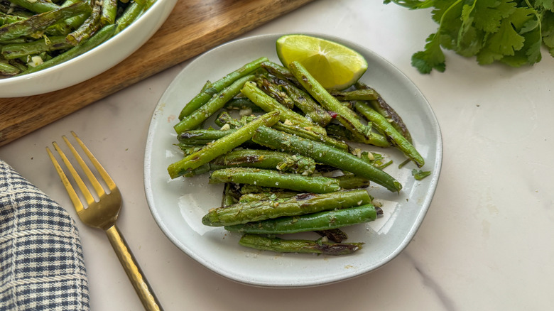 small plate of green beans