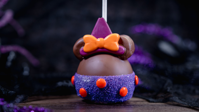 Minnie Mouse witch chocolate apple