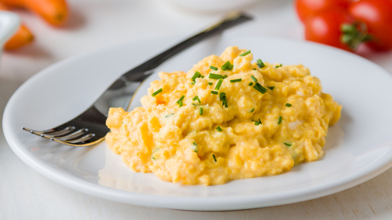 Scrambled eggs with herbs 