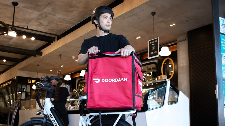 A DoorDash delivery person at eatery