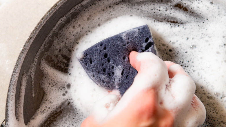 Hand washing pan with sponge