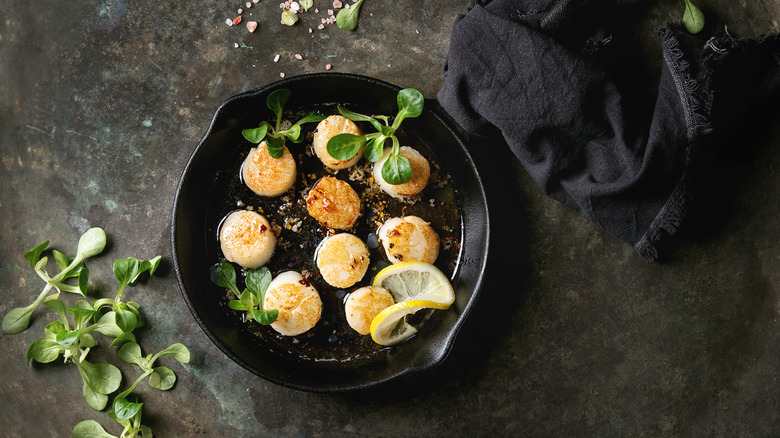 scallops in pan with lemon