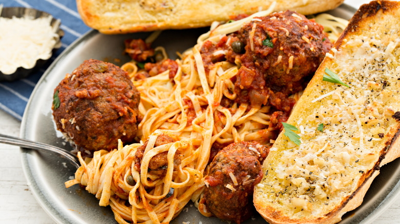 Plate of spaghetti and meatballs with garlic bread