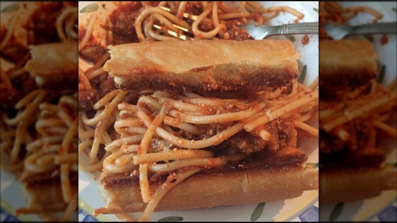 Spaghetti garlic bread sandwich on plate