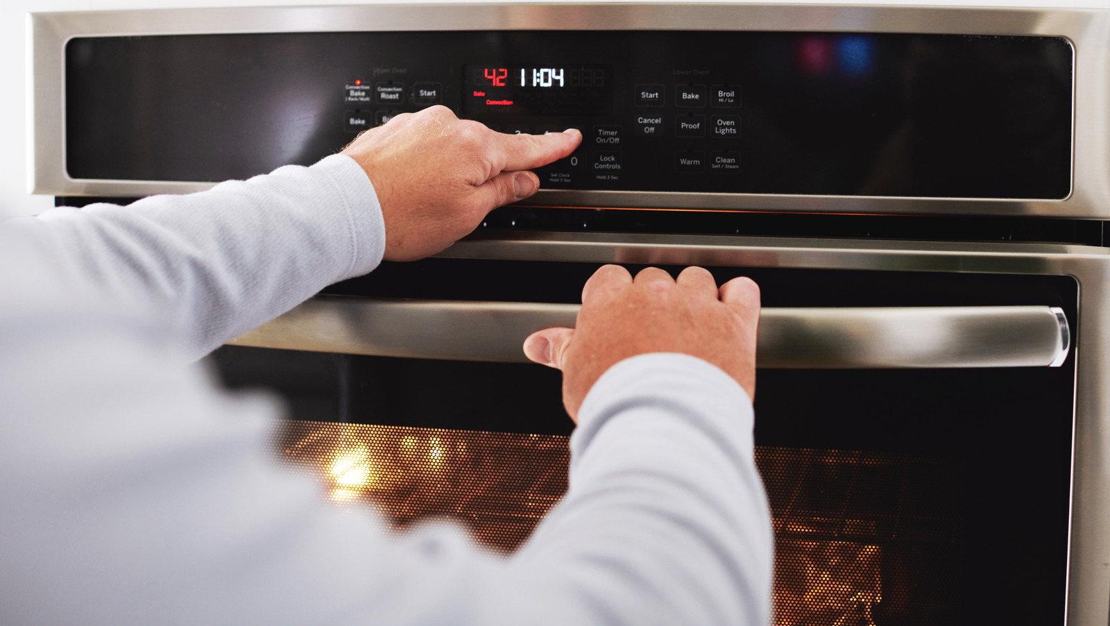 Don't Even Think About Placing A Pan On Your Oven Floor Until You Do This