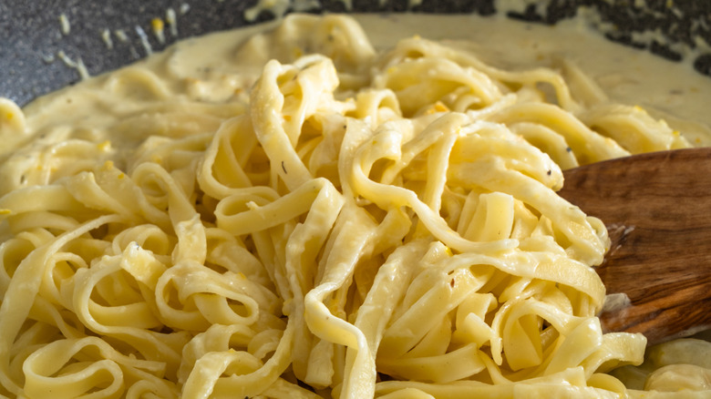 Fettuccinne alfredo in a skillet
