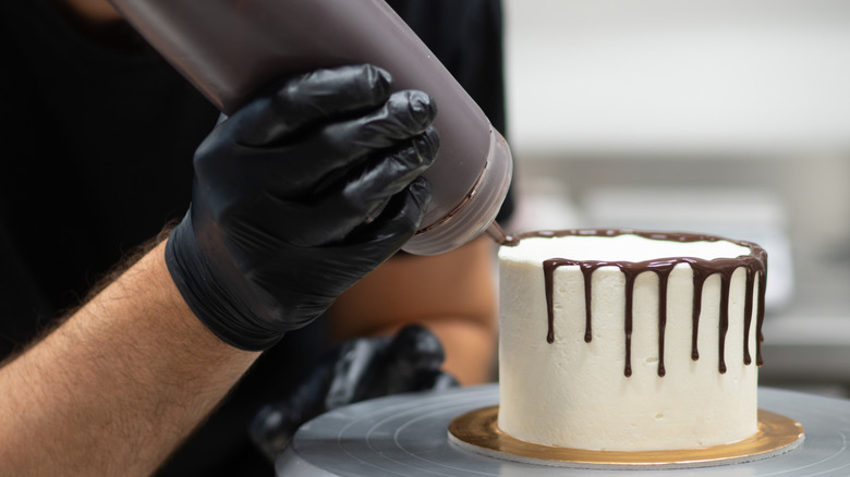 squeeze bottle decorating cake