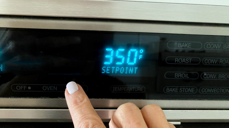 finger setting oven temperature