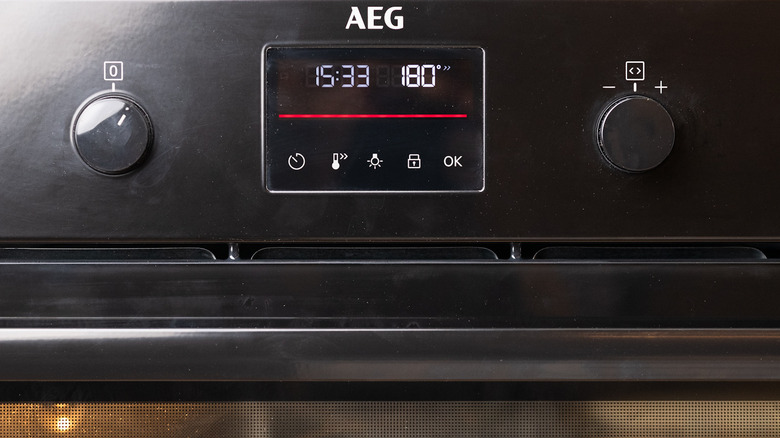 Oven temperature screen and knobs