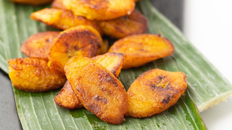 fried plantain slices on leaf