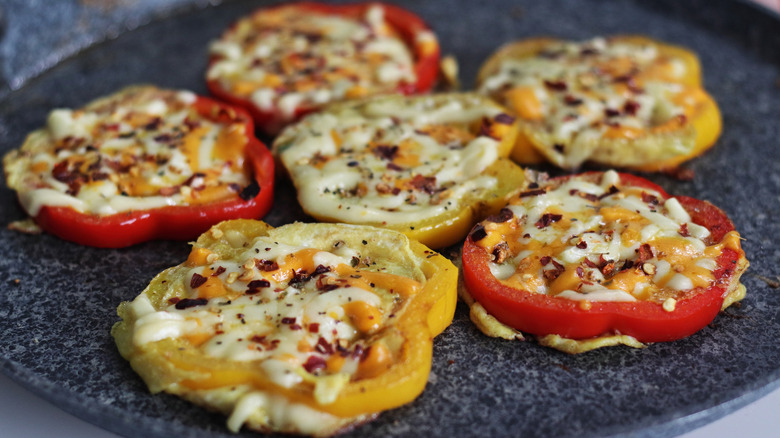 Bell pepper eggs with cheese