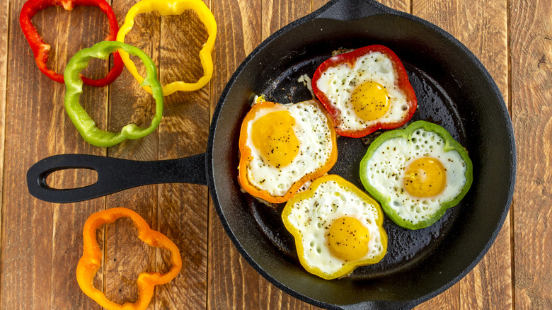 Fried eggs in bell pepper rings