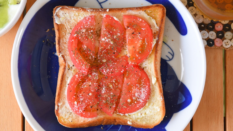 Seasoned tomatoes on white bread