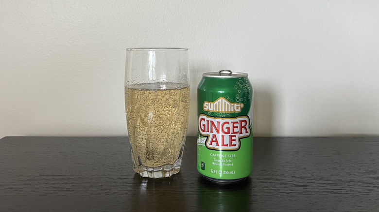 Aldi Summit ginger ale in a glass.