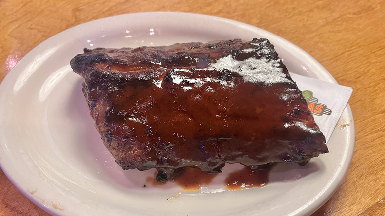 Plate with ribs on a table