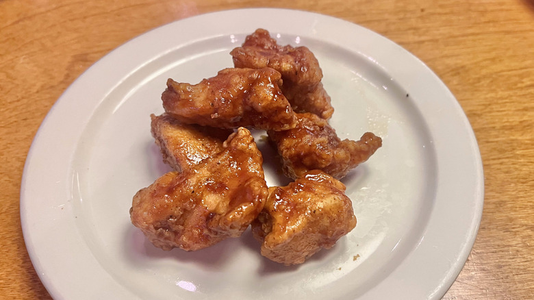 Plate with barbecue wings on a table