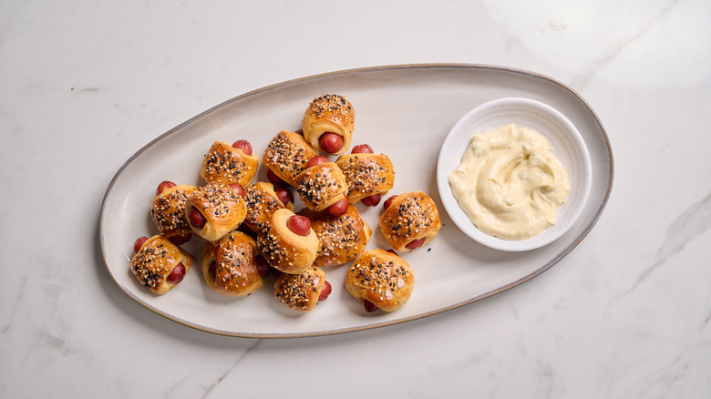 everything bagel pigs in a blanket on a platter