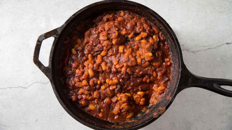 baked beans in iron pan