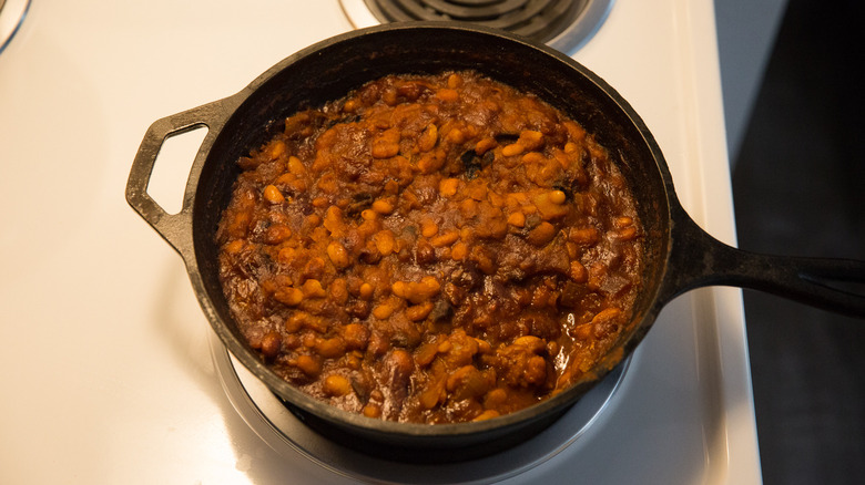 baked beans in iron pan