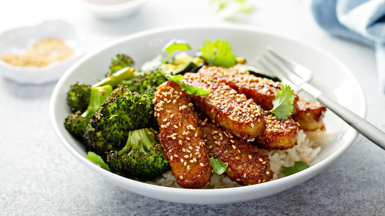 Tempeh teriyaki with vegetables