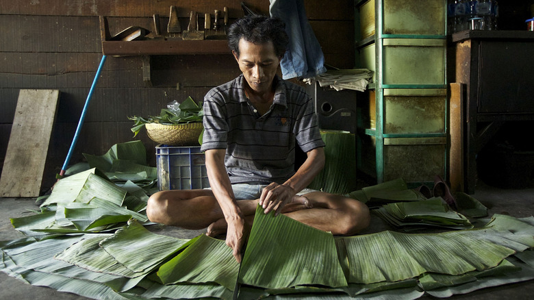 Arranging banana leaves for tempeh
