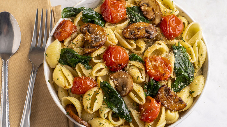 Shell pasta with mushrooms