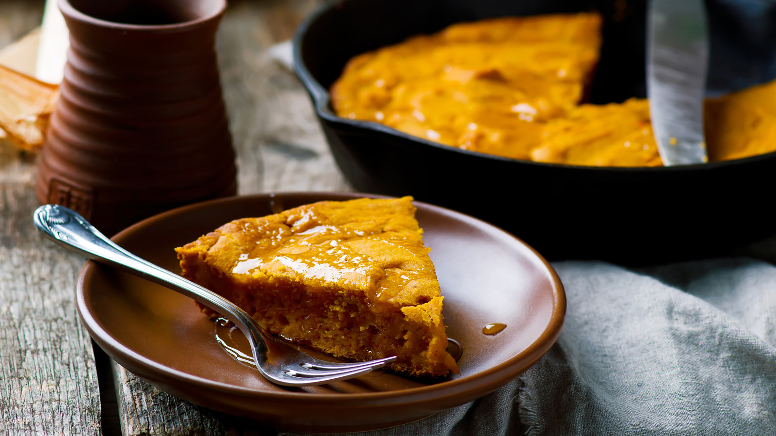 Fall-Inspired Cornbread Needs Pumpkin Puree, Cinnamon, And 32 Minutes To Bake