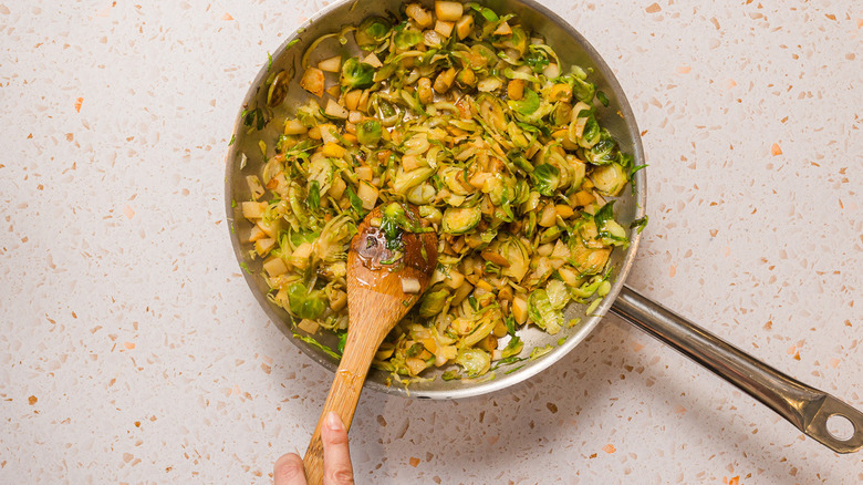 Pan with sprouts and pears