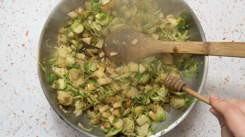Pan with caramelized sprouts and pears