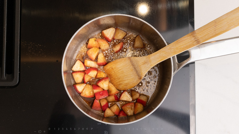 cooking apples in spices