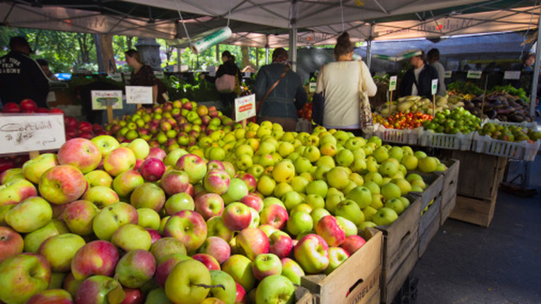 Huge display of apples at a New York farmers market