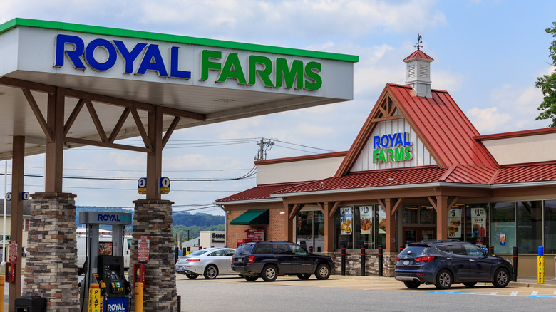 Chicken chain Royal Farms at a gas station
