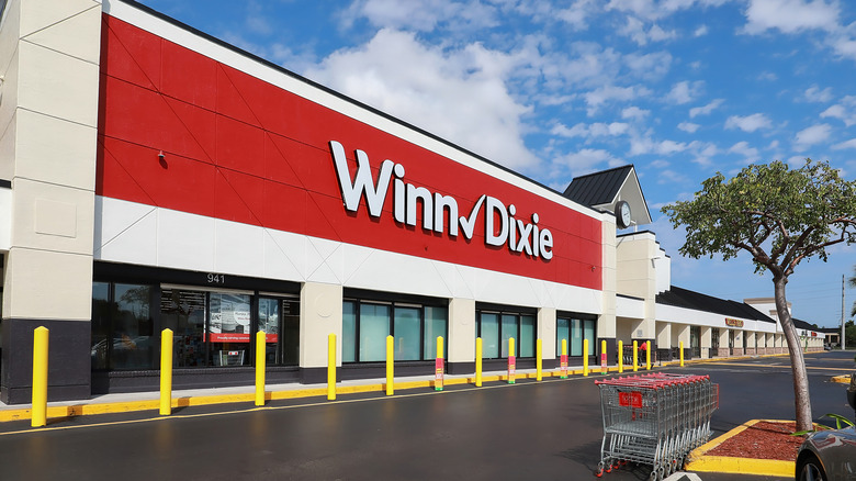 Facade of Winn-Dixie grocery store
