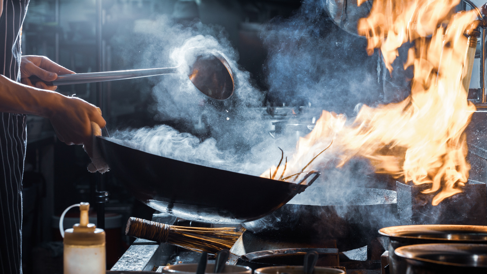 Flat-Bottom Woks Vs. Curved: Which Should You Use?