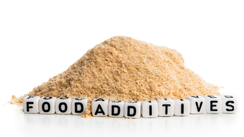 Food additives under the microscope