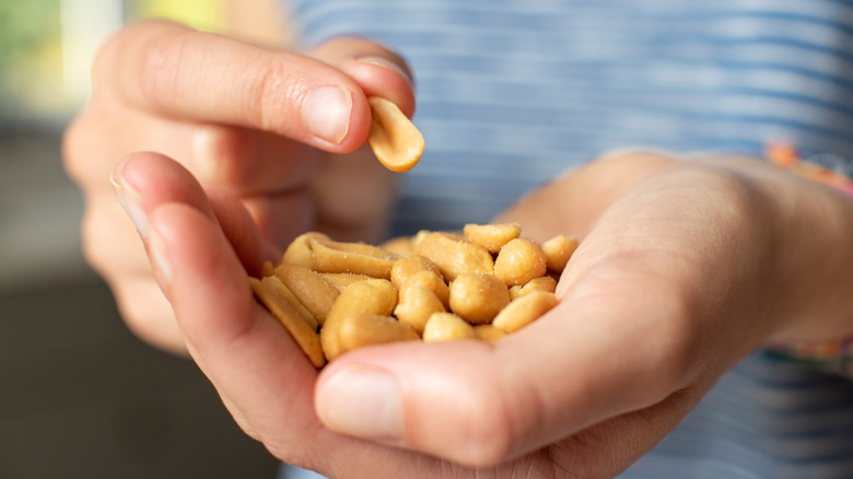 Handful of peanuts 