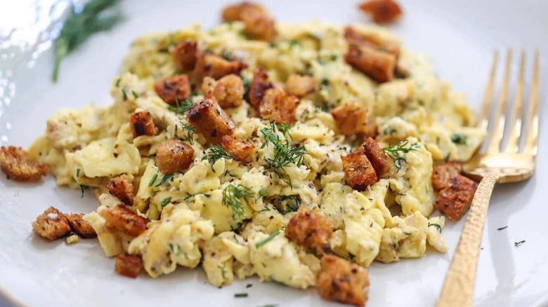 scrambled eggs with croutons and dill