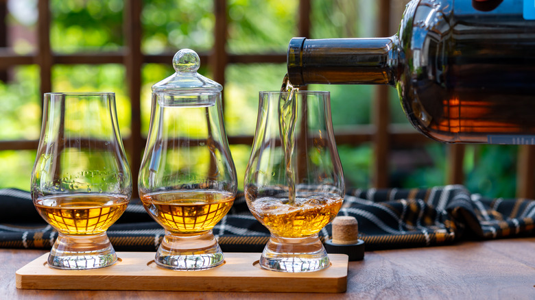 pouring glencairn whiskey