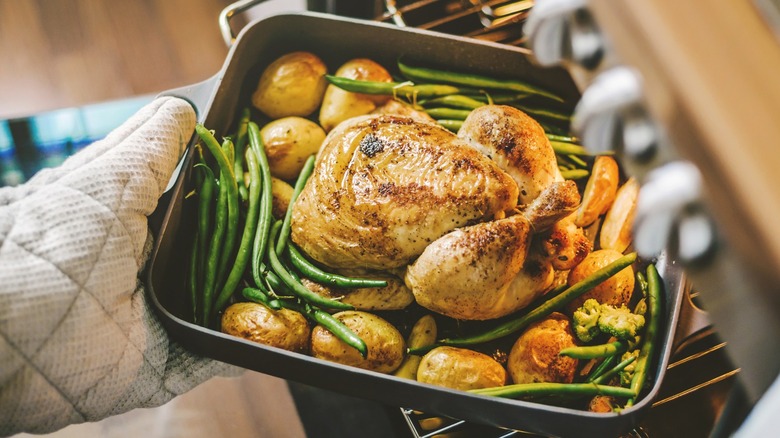 cook rotating baked chicken with vegetables in the oven