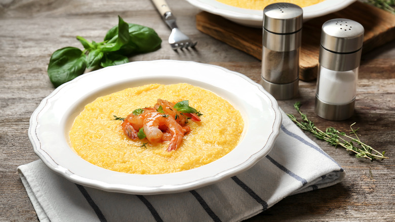 Creamy grits with shrimp