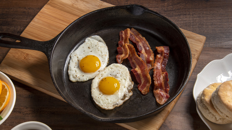 Bacon eggs in frying pan.