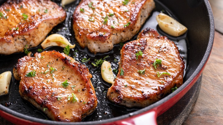 Pork chops with garlic in pan