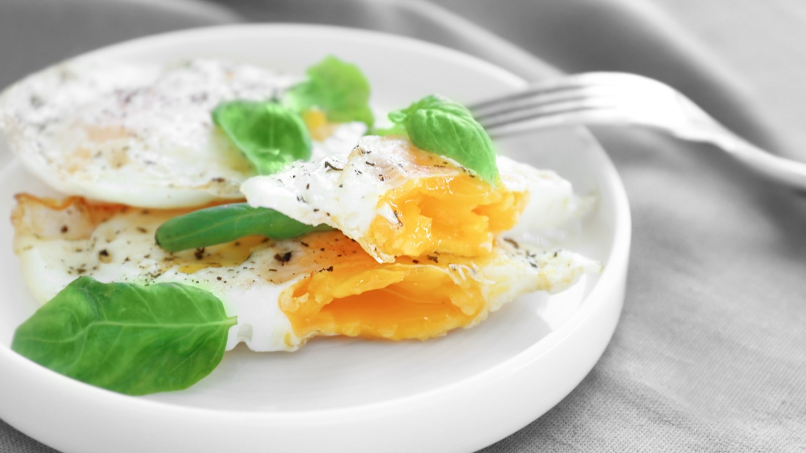 For Perfectly Cooked, OverMedium Eggs, Take Your Cue From The Whites