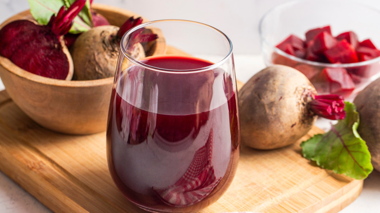 Fresh beets and beetroot juice