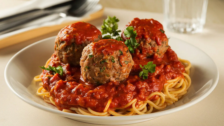a plate of spaghetti and meatballs
