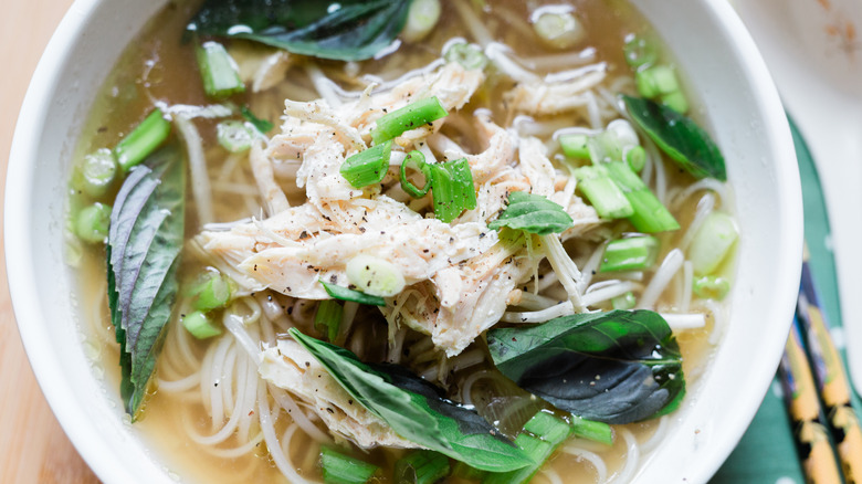 bowl of phở gà