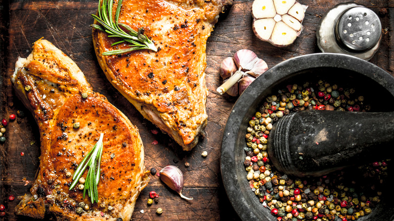 Pork chops with garlic and pepper