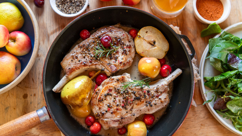 Pork chops with spices and apples