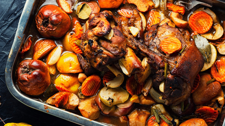 Braised pork with apples
