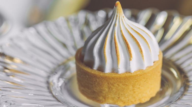 Meringue-like tart on a glass plate